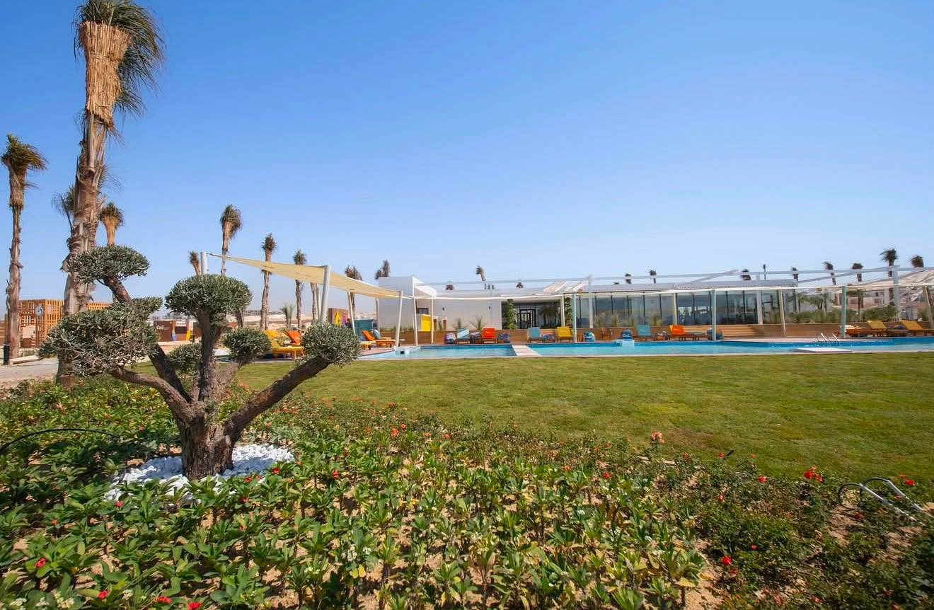 Cali Coast landscape and pool